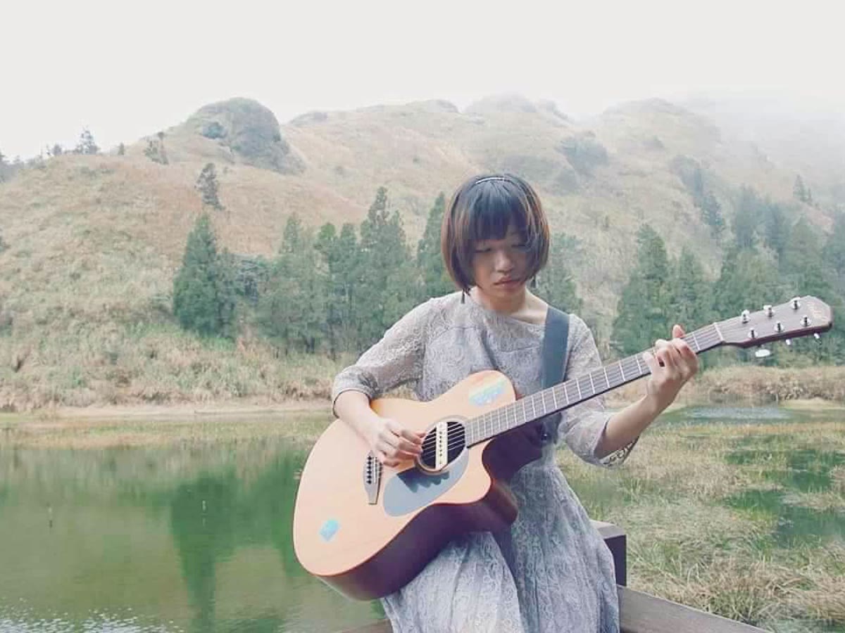 Mooni 抱著吉他創作